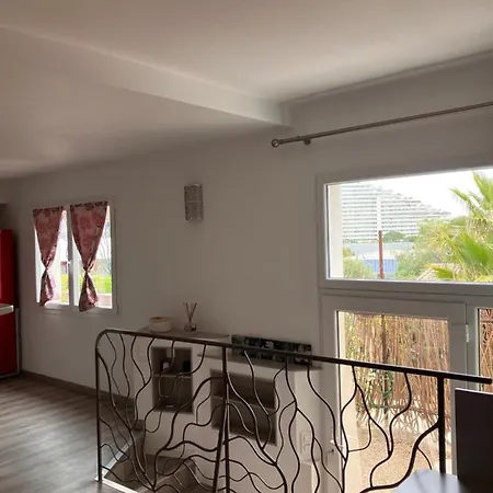 Appartement 2 Pièces Rez-de-jardin Dans Maison Avec Piscine *