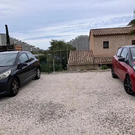 Appartement 2 Pièces Rez-de-jardin Dans Maison Avec Piscine *
