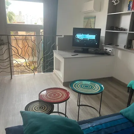 2 Pièces Rez-de-jardin Dans Maison Avec Piscine Appartement *