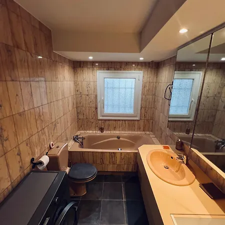 Appartement 2 Pièces Rez-de-jardin Dans Maison Avec Piscine *