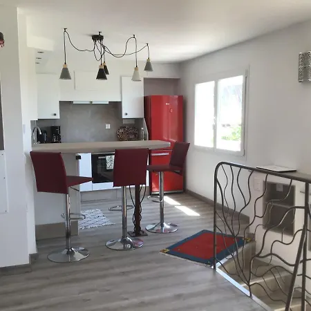 Rez-de-jardin Dans Maison Avec Piscine 아파트 *
