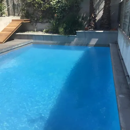 Apartment 2 Pieces Rez-de-jardin Dans Maison Avec Piscine *