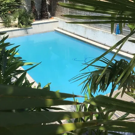 Apartment 2 Pieces Rez-de-jardin Dans Maison Avec Piscine