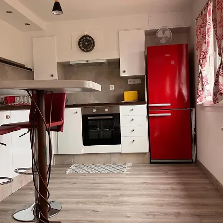 Rez-de-jardin Dans Maison Avec Piscine 아파트 *