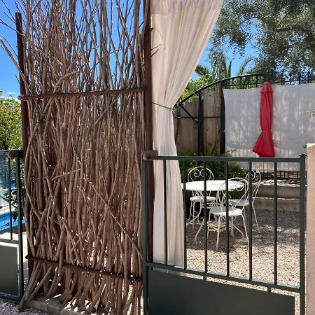 Rez-de-jardin Dans Maison Avec Piscine 아파트 *