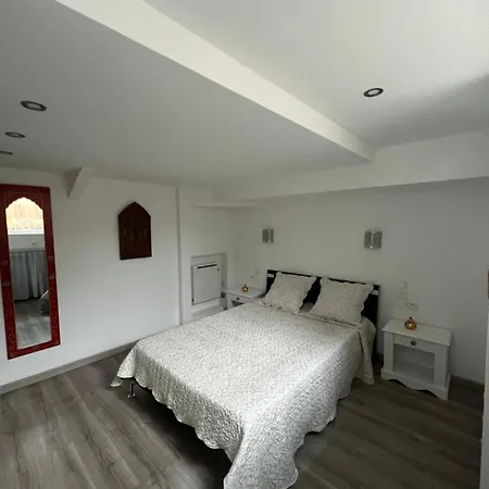 Apartment 2 Pieces Rez-de-jardin Dans Maison Avec Piscine