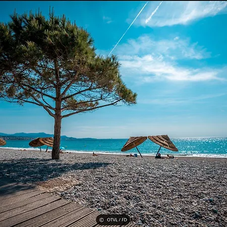 Apartment Rez-de-jardin Dans Maison Avec Piscine *