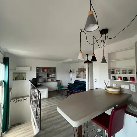 2 Pieces Rez-de-jardin Dans Maison Avec Piscine *