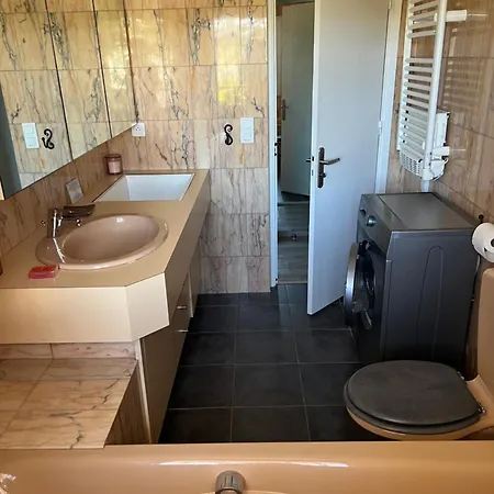 Apartment 2 Pieces Rez-de-jardin Dans Maison Avec Piscine