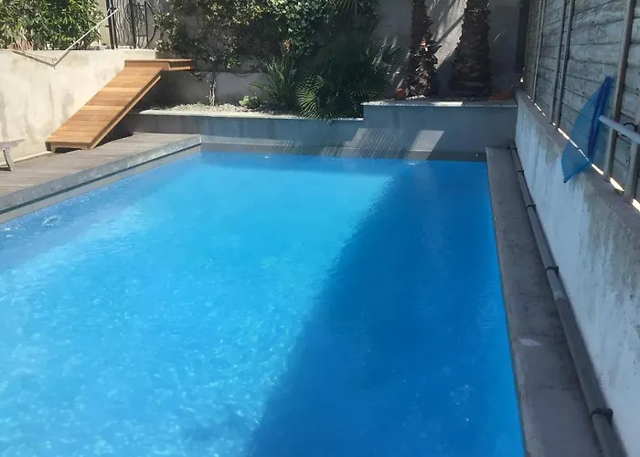 Apartment Rez-de-jardin Dans Maison Avec Piscine *