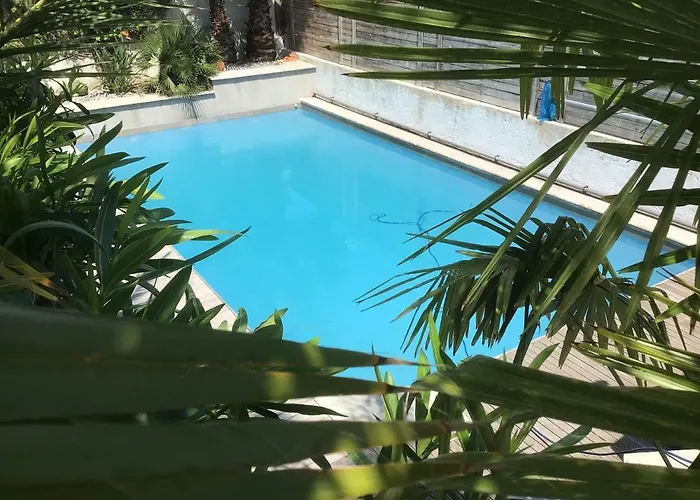 Apartment Rez-de-jardin Dans Maison Avec Piscine