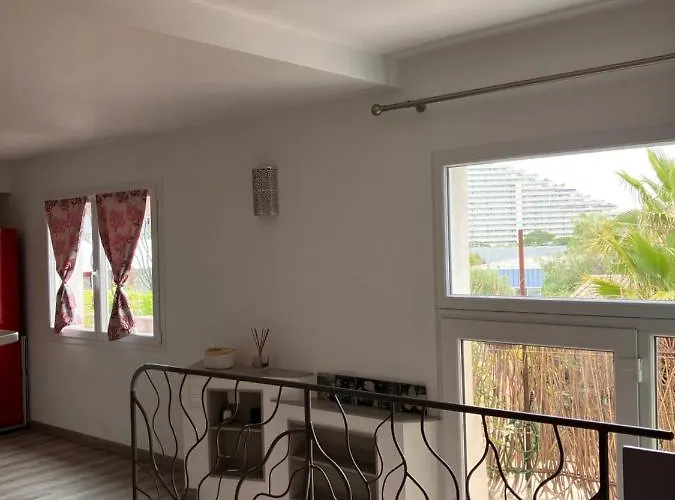 Apartment Rez-de-jardin Dans Maison Avec Piscine *