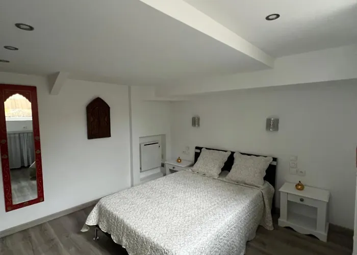 Apartment Rez-de-jardin Dans Maison Avec Piscine