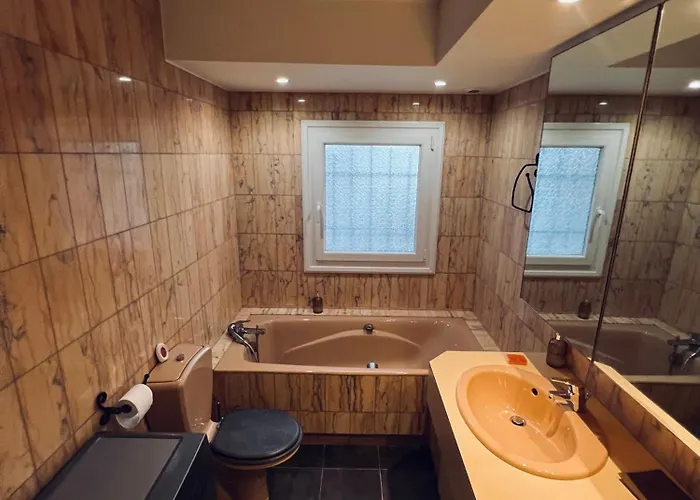 Apartment Rez-de-jardin Dans Maison Avec Piscine *