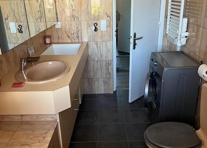 Apartment Rez-de-jardin Dans Maison Avec Piscine